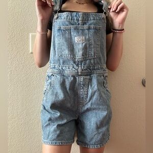 Light wash vintage levi’s overalls! 😍😍